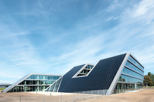 Die imposante Südfassade neigt sich in 45 Grad zum Boden [<cTypeface:Medium>] Foto: Hahn + Kolb [<cTypeface:>]  