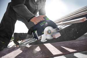  Protool-Werkzeuge wurden in Festool integriert und hier wird immer mehr auf Mobilität gesetzt; hier im Einsatz auf dem Dach: die Akku-Handkreissäge HKC 55 mit Kappschiene FSK  