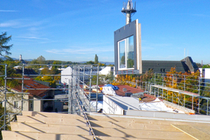  Die vorgefertigten Elemente – mit Fenster – werden an ihren Standort gehoben 