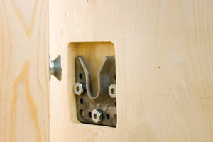 Die Wandelemente werden mit dem „Walco V“-Verbinder verbunden 
 