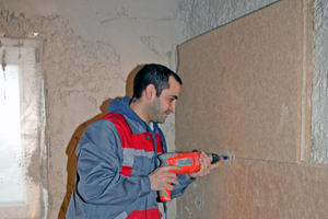  Befestigung von Holzfaserdämmplatten mit Tellerdübeln auf der Innenseite einer Außenwand Foto: Pavatex 