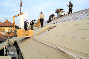  Aufsparrendämmung mit Holzfaserplatten. Wichtig ist, dass die Platten im Verband, Stoß an Stoß lückenfrei verlegt werden Foto: Gutex 