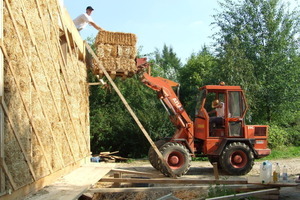  Mit den Strohballen wird ein Holzständerwerk ausgefacht – also nicht-lastabtragend gebaut 