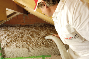  Aufblasen von Zelluloseflocken zur Dämmung der obersten Geschossdecke Foto: Thermofloc 