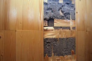  Nachträglich aufgeschnittenen Wand zum Einbau eines Schaltkastens: Hier sieht man die optimale Verteilung der Zellulose innerhalb der Baukasten-Module 