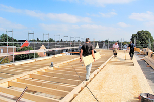  Aufbau der Druckverteilungskonstruktion auf die bestehende Betonplatte, diese dient gleichzeitig als Installationsebene
 