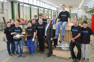  Ralf Kohler, Leiter Gesamtvertrieb und Marketing der Mafell AG (vorne Mitte), und Marc Henschke, Geschäftsführer der NintegrA gGmbH (hinten Mitte) beim Gruppenbild mit den ­Mitarbeitern der Holzwerkstätten 