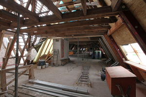  Die drei aus Holz erbauten Geschosse des Kehlbalkendaches ruhen auf einem betonierten Sargdeckel Foto: Fritsch+Knodt&Klug Architekten 
