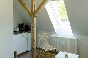  Viel Tageslicht in der Dachgeschosswohnung und die Original-Holzbalken bringen eine einladendeAtmosphäre und ein angenehmes Raumklima
 