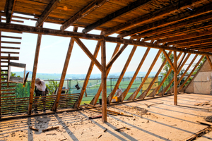 Das Pfettendach wurde von den Dachdeckern bis auf die Konstruktion entkernt Foto: Heike Gestring 