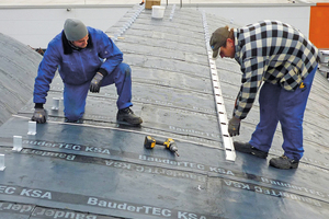  Mit Hilfe einer Setz- und Führungsschiene werden die Verbundclips der Alueindeckung wärmebrückenfrei verschraubt Foto: Foamglas 