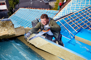  Die gute Verarbeitbarkeit der Steinwolle-Dämmung (hier ein Gehrungszuschnitt am Grat) erleichterte die Arbeit  Foto: Rockwool 
