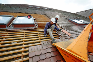  Die alte Dacheindeckung wird demontiert  Foto: Rockwool 