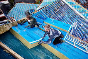  Als Aufdachdämmung verlegten die Handwerker die großformatigen „Masterrock GF kaschiert“-Dämmplatten (180 mm) Foto: Rockwool 