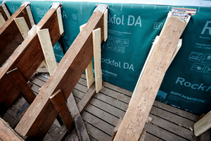  Der luftdichte Anschluss der Dampfbremse im Bereich der Dachüberstände und Durchdringungen der Sparren erfolgte mit dem „RockTect Twinline“. Die Überstände fixierten die Handwerker mit Latten  Foto: Rockwool  