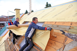  In sicheren Abschnitten wird die alte Unterkonstruktion abgeräumt und mit der neuen Luft-/Dampfsperre sofort wieder regensichernd abgedeckt Foto: Klöber 