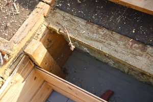  Nach dem Öffnen des Altdaches zeigten sich deutliche Ausführungsprobleme, wie zum Beispiel nicht gedämmte Dachfensteranschlüsse Foto: Klöber 