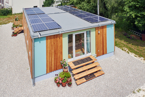  Das mobile Haus von oben mit PV-Anlage, stirnseitig ist die Boden-Deckel-Schalung mit farbigen Trespa-Platten zu sehen Foto: FDT 