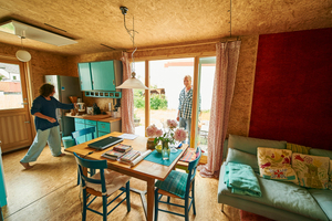  Küche, Wohnzimmer und Esszimmer mit Blick nach draußen auf die Terrasse. Im Bild links Barbara Mahler, rechts Christoph Fisslake Foto: FDT 