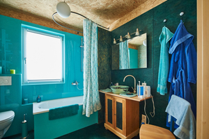  Das Badezimmer hat lasierte Wänden und zusätzlich einen Feuchteschutz durch Acryl-Platten Foto: FDT 