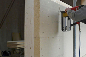 Anbringung der Fassadendämmplatte Gutex-Thermowall auf der Holzkonstruktion Foto: Gutex/Sabine Euler  