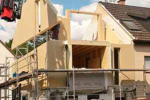  Abriss Dachgeschoss und Aufbau des neuen Holzbaus mit Holzfaserdämmung Foto: Mc Cafferty GmbH 
