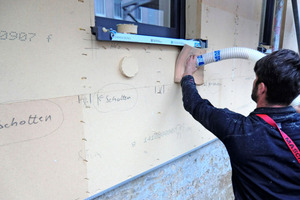  Nach der Fassadenmontage erfolgt die Holzfaser-Einblasdämmung mit Gutex-Thermofibre  Foto: Gutex  