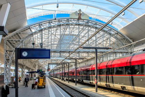 Blick auf eine der Stirnseiten der historischen Stahlhalle, die nach umfassender Restaurierung in das neue Überdachungskonzept integriert wurde Foto: FDT 