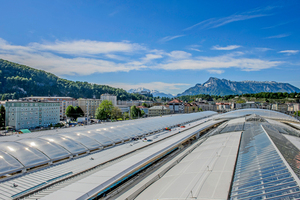  Die Gesamtansicht während der Bauphase zeigt die unterschiedlich eingesetzten Materialien beim neuen Dach des Salzburger Hauptbahnhofs Foto: FDT 