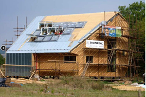  Viel Licht kommt über die Dachfenster auf der Südseite in das Haus hinein. Dort wurden auch die Stehfalzbleche verlegt 