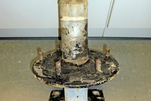 Ausgebauter, etwa 10 Jahre alter Sekurant mit stark korrodierten Befestigungsteilen Foto: TÜV Rheinland 