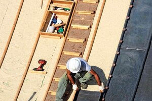  Auf die Schafswolle werden die Hölzer gelegt und darauf die Bleischare in Holzwulsttechnik verlegt Foto: VASARI 