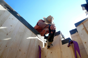 Die Holzwände werden, wie bei der Fertigbauweise üblich – beim Aufrichten miteinander verschraubt Foto: Esendo 