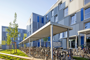  Wohnen heute: Zweckmäßiger Wohnraum und ein Fahrrad  Foto: LiWood / Sascha Kletzsch) 