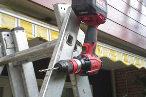  Hängt gut ab mit dem robusten Gürtelhaken – auch an einer Leiter Foto: Vrieler Bauservice  