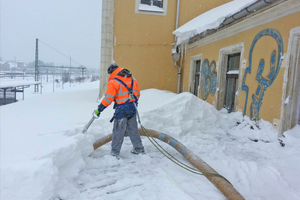  Schneeabsaugen auf dem Dach ist eine schonende Methode und schützt die Dachhaut SAM-Truck GmbH 