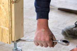  Höhenausgleich und Verschraubung des Tragpfostens mit Andruck an das Deckenprofil Foto: easy-wand 