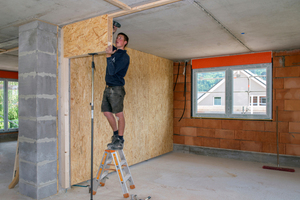  Einbau der vorgefertigten Türstürze und Fixieren durch Verschrauben Foto: easy-wand 