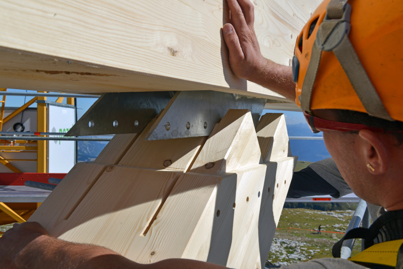 holzbau-auf-dem-gipfel-dach-holzbau