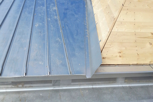  Handwerklich sauber ausgeführt Arbeiten. Rechts einer der Kamine, die auch mit Edelstahl-Blech verkleidet werden Foto: Bühler Bedachungen AG 