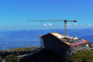  Das Bild zeigt das mächtige Gerüst, das das gesamte Bauwerk in der Bauphase umspannte Foto: Blumer-Lehmann 
