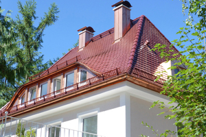  Einheitliches Farbenspiel: Das noch blanke Kupfer wird sich bald an das Maroon von Biber, Schneefang sowie den Lüfterziegeln für Grat und First anpassen Foto: Erlus 