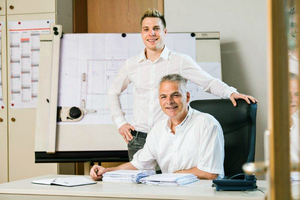  Bernd (vorne) und Simon Schäfer von Holzbau Schäfer in Neubrunnn haben ihre Firmenstrategie zugunsten lukrativer Komplettmodernisierungen für Privatkunden neu ausgerichtet Foto: Druschel Photodesign 