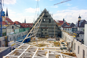  Blick auf die Baustelle beim Aufrichten des ersten Dreiecksbinders, …  Foto: Florian Nagler Architekten 