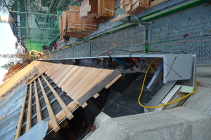  Am Ortgang unterdeckten die Dachdecker jede Decklage mit Edelstahlnocken und montierten darüber ein Abschlussblech Foto: Florian Nagler Architekten 