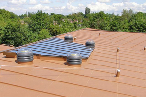  Bei der Rosemount clinic (England) liegt die „Alkorplan metallic Kupfer”-Dachbahn mit Alkordesign Stehfalzprofile Foto: Renolit UK  