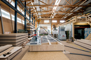  Mit der Einblasplatte „easyfloc G2“ von isofloc konnte der Zellulosedämmstoff schnell und einfach von nur einem Mitarbeiter in die Dachelemente eingebracht werden  Foto: Isofloc Gruppe 