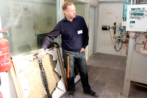  Bei einem Rundgang gewährte Fermacell den Teilnehmern Einblicke in die Produktentwicklung. Hier erläutert Andreas Mau den Einfluss unterschiedlicher Dämmmaterialien in Bezug auf dem Brandschutz 