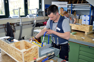  Handwerkskunst war gefragt, bei der Fertigung des Dachmodells mit Pultdach, Rinne und Stehfalzen Foto: Rheinzink 