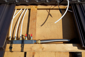 Verteilerbalken: Von hier aus führen die Schläuche zu den Modulen. Eine spezielle Solarflüssigkeit nimmt die Wärme auf und führt sie zum Speicher Foto: Nelskamp 